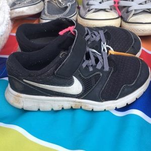 Black nike Velcro boys shoes